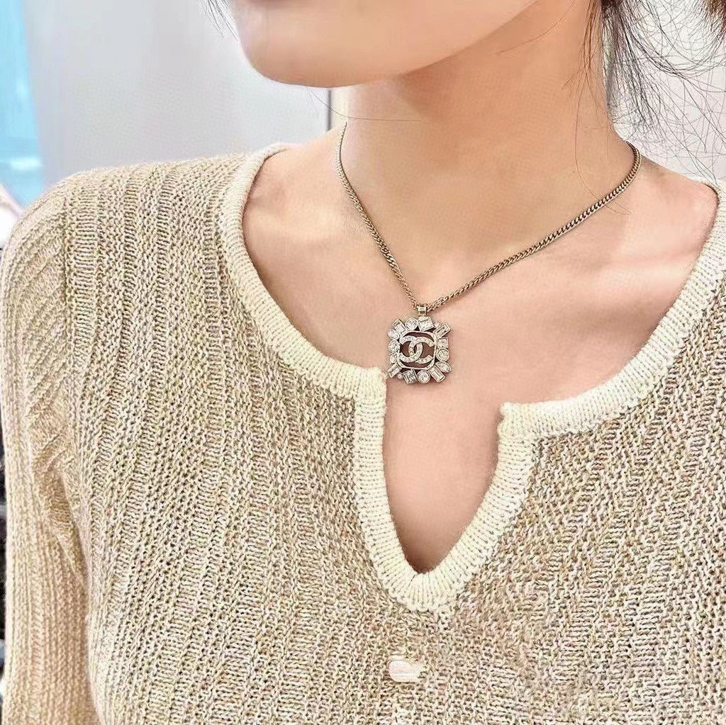 18K  Chanel Diamonds Pendant Necklace