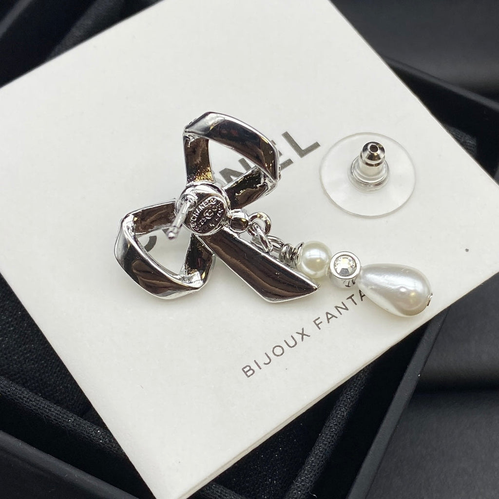 18K  Chanel Butterfly Pearl Earrings