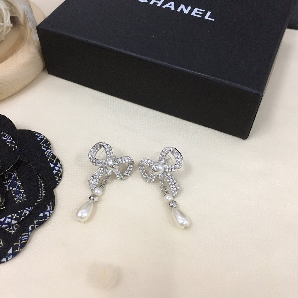 18K  Chanel Bow Tie Diamonds Earrings