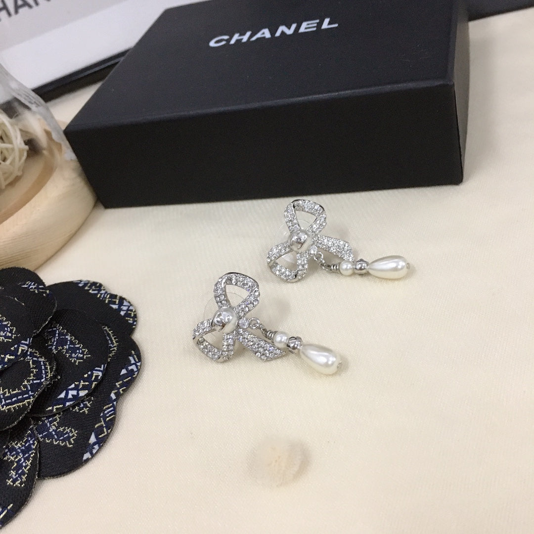 18K  Chanel Bow Tie Diamonds Earrings